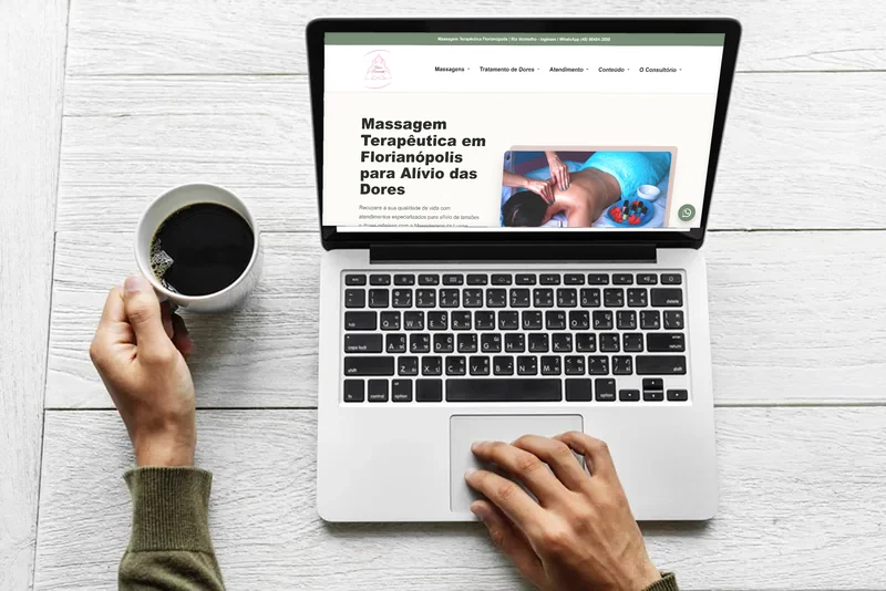 Site da massoterapeuta Luana, do Toque Essencial, aberto no notebook